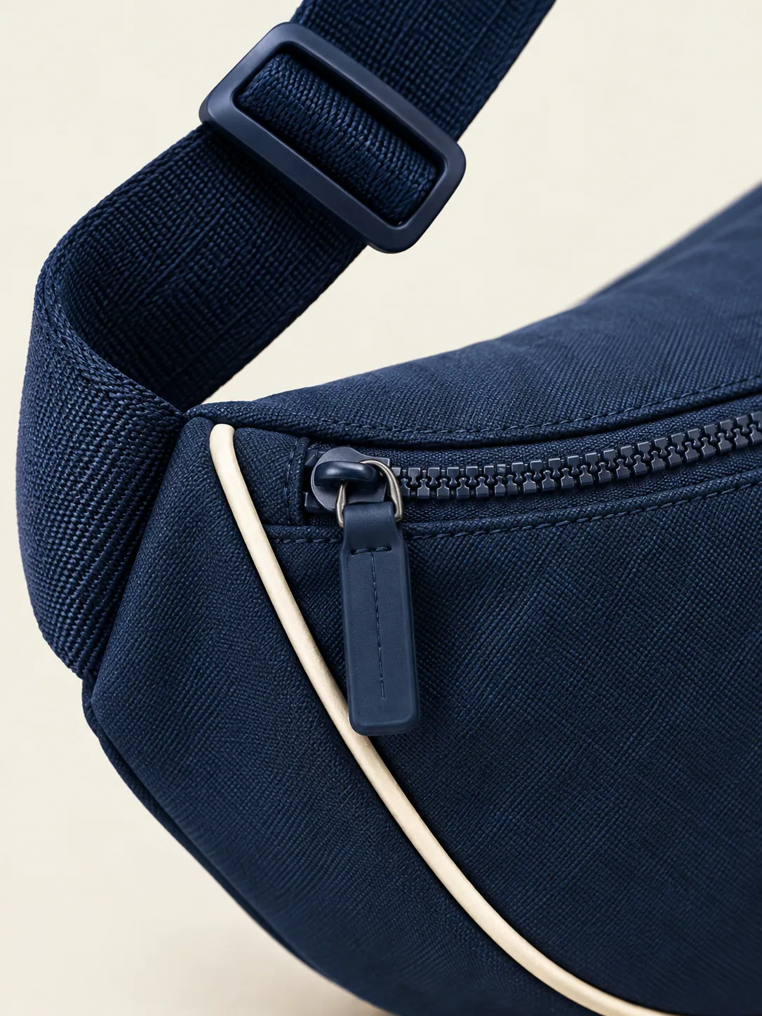 Curved Belt Sling, close-up of the buckle and chalk-piped seam