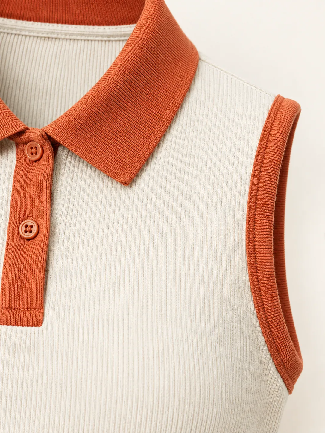 Net-Cord Sleeveless Polo, close-up of the clay collar and the bound armhole edge