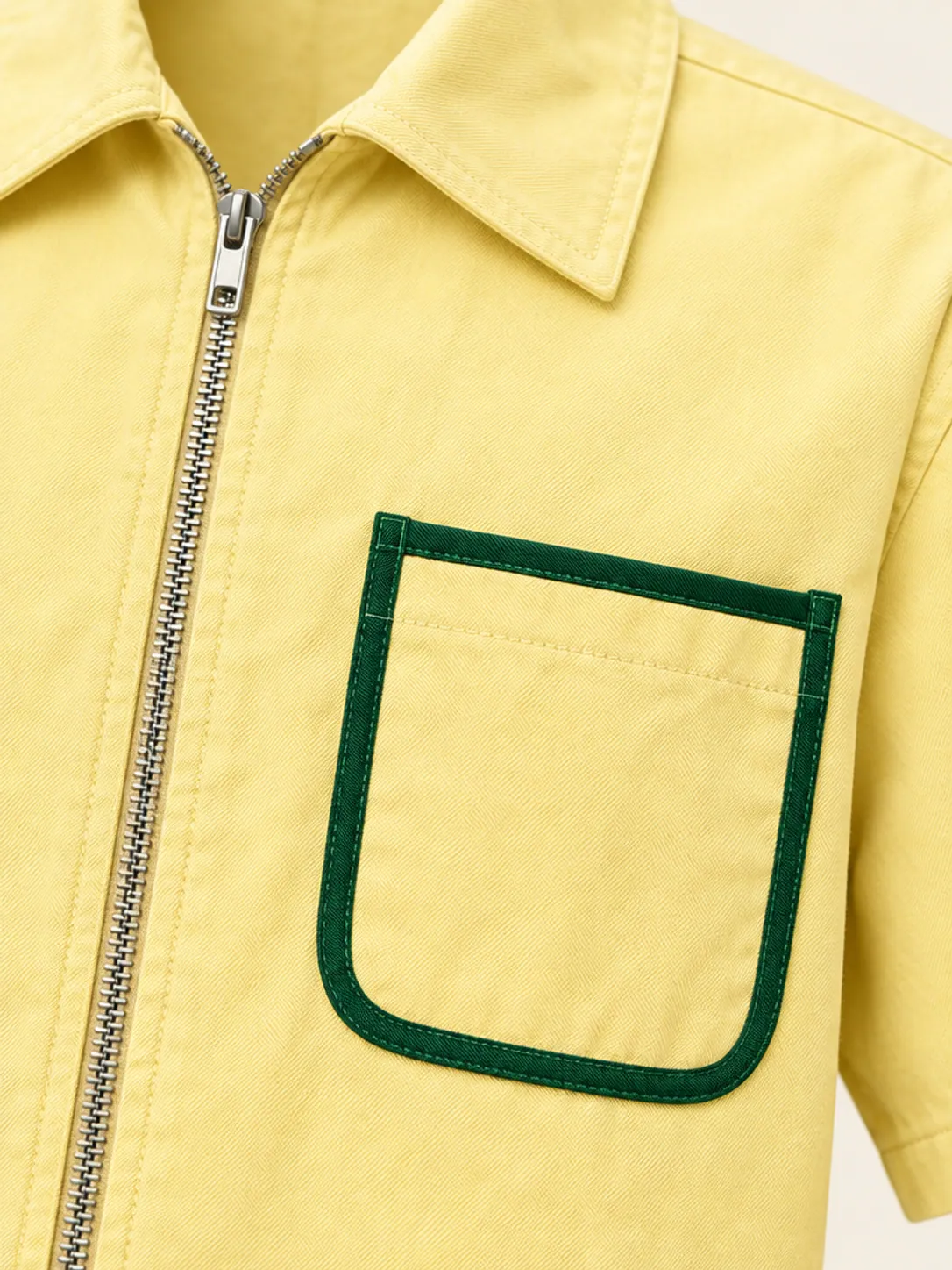 Short-Sleeve Zip Overshirt, close-up of the green-edged chest pocket and zip