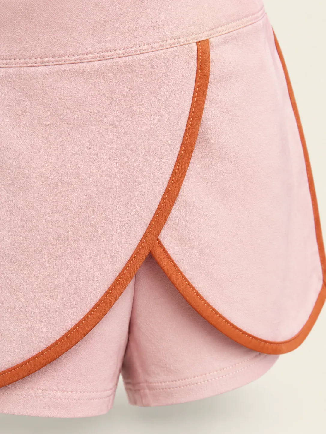 Tulip-Hem Skort, close-up of the overlapping tulip curves with clay binding
